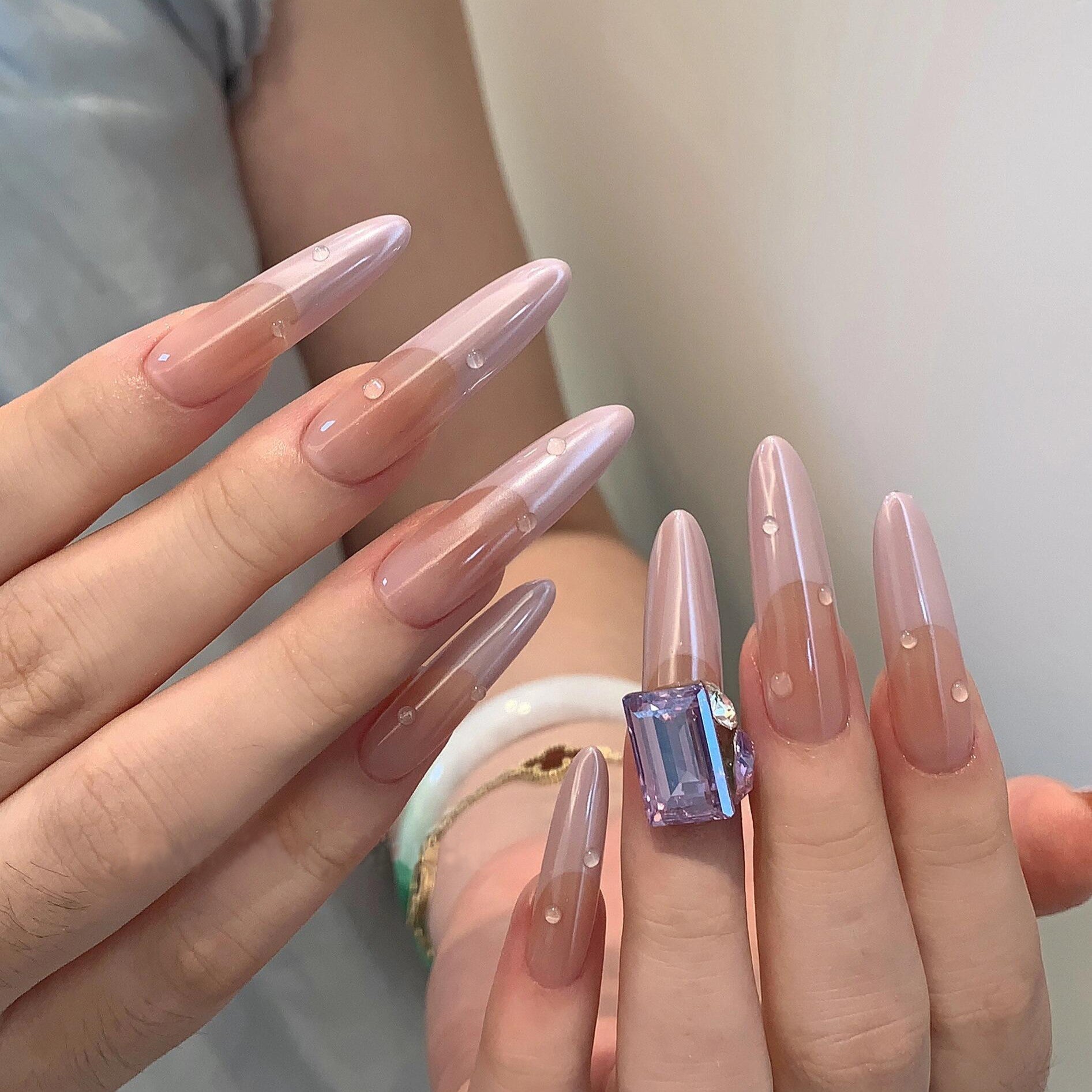 Siva Nail, Nude brillant, élégant et transparent, ongles pressés faits main