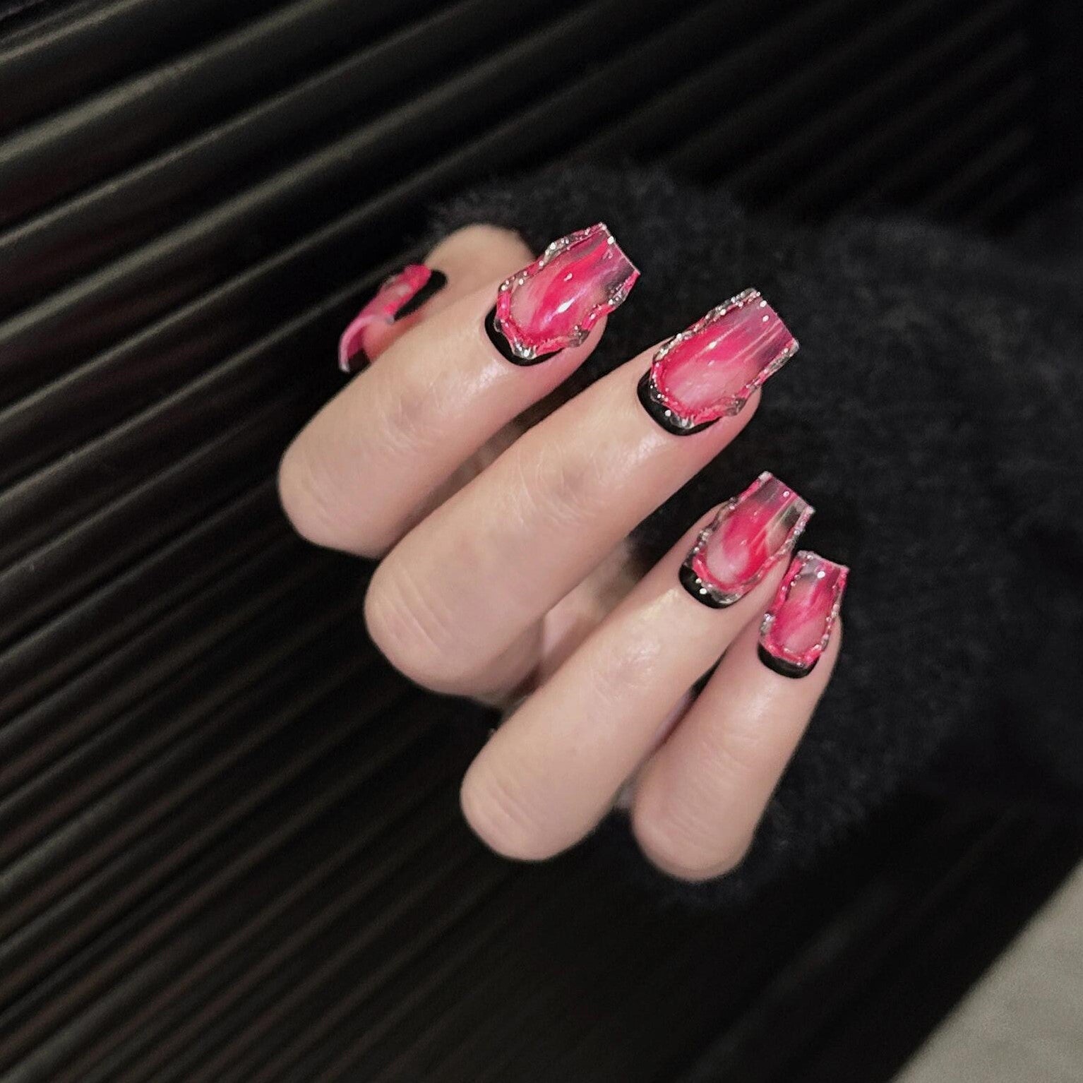 Siva Nail, Pink Fission, ongles à coller faits main au style audacieux