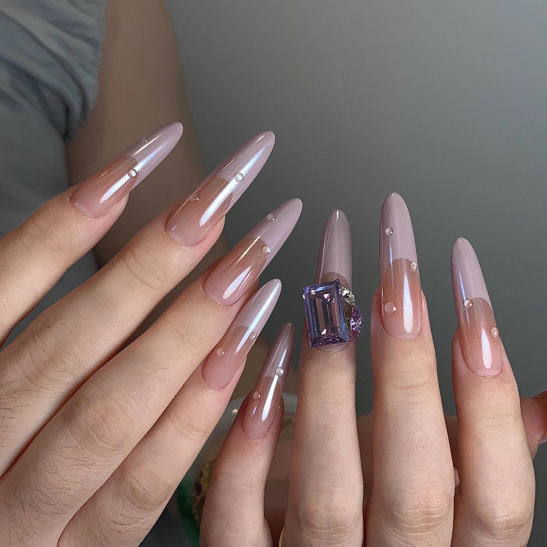 Siva Nail, Nude brillant, élégant et transparent, ongles pressés faits main