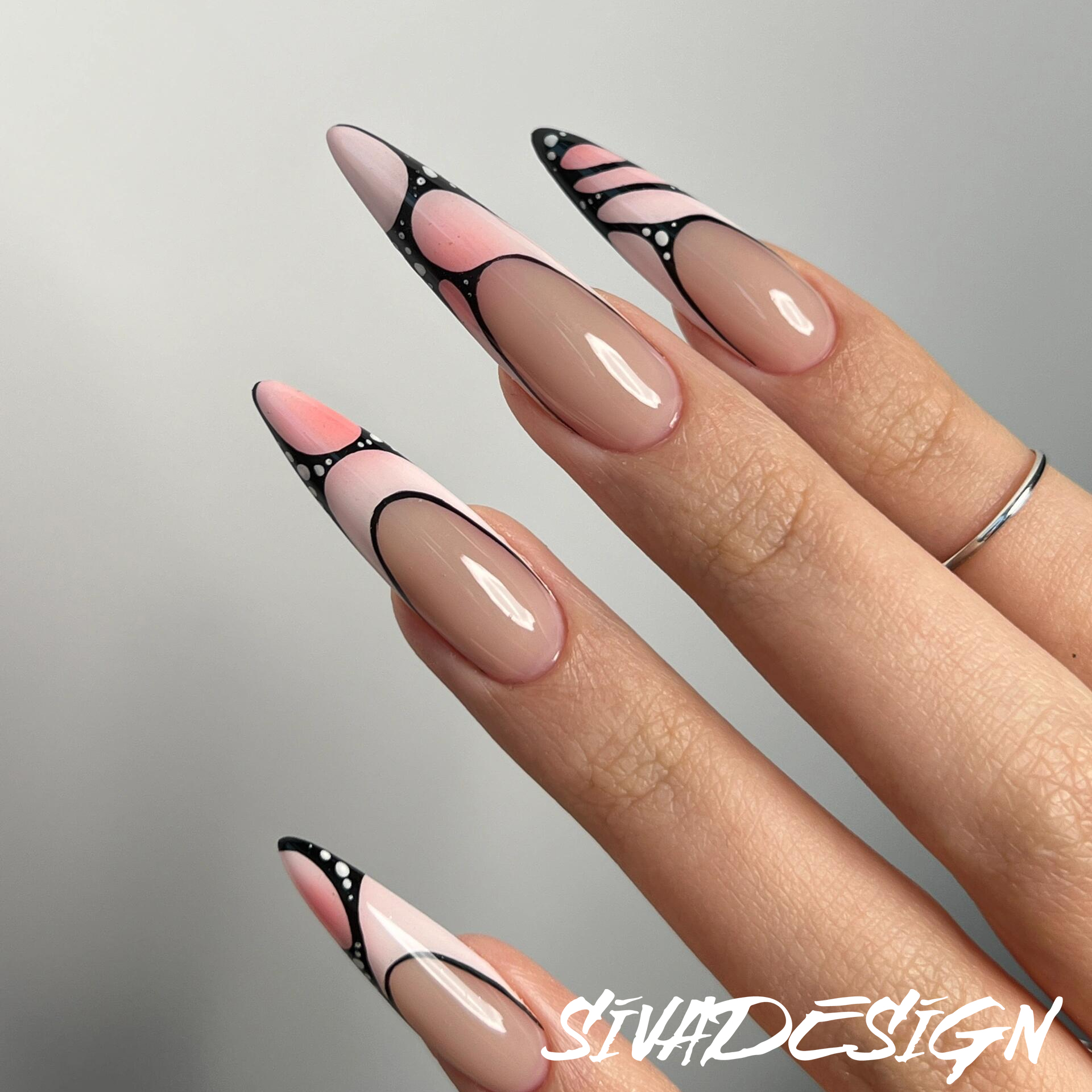 Siva Nail, Dreamweave, Stiletto géométrique chic, ongles pressés faits main