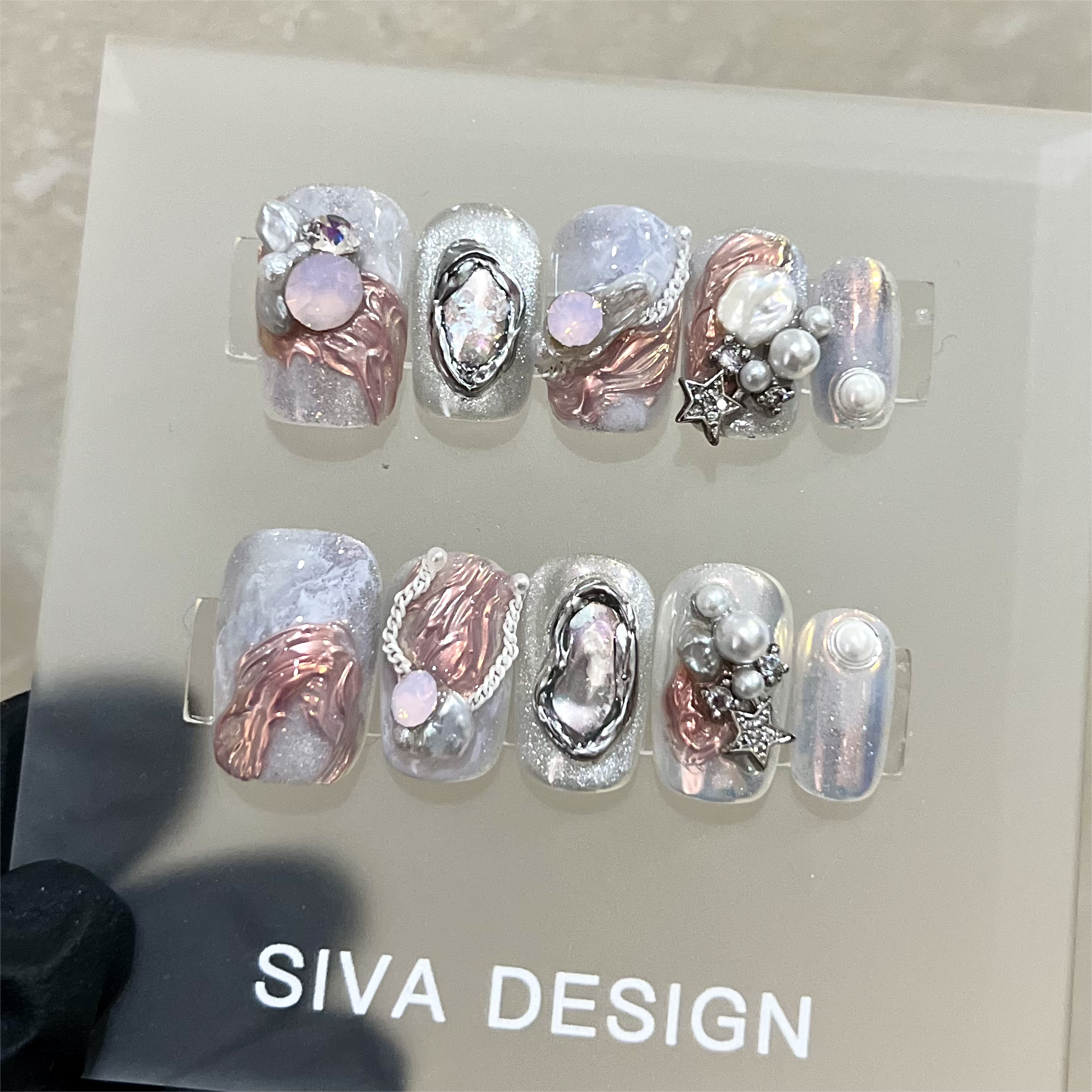 Siva Nail, Perle rose, éclat irisé, faux ongles faits main