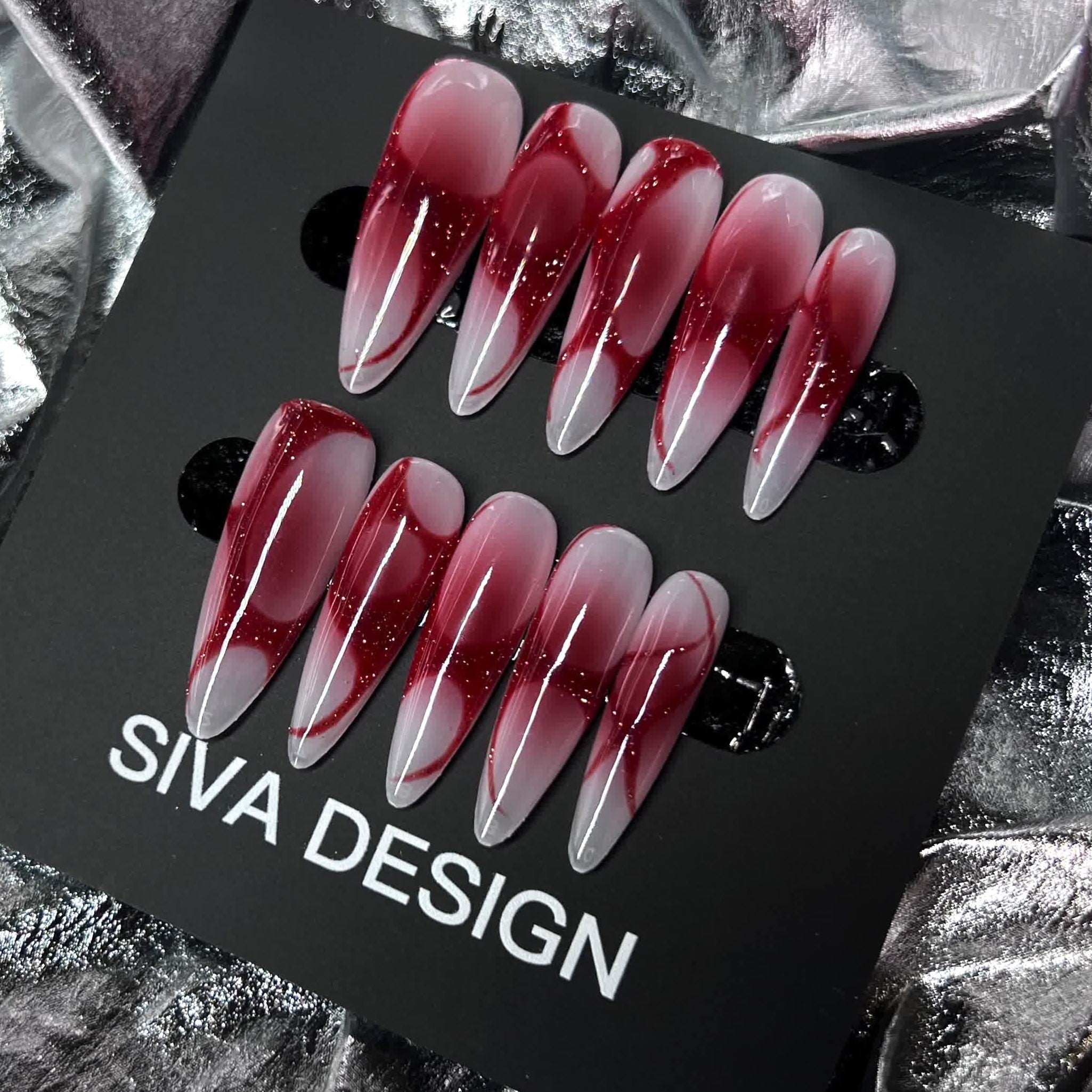 Siva Nail, Burgundy Waves, ongles à coller faits main élégants en dégradé rouge