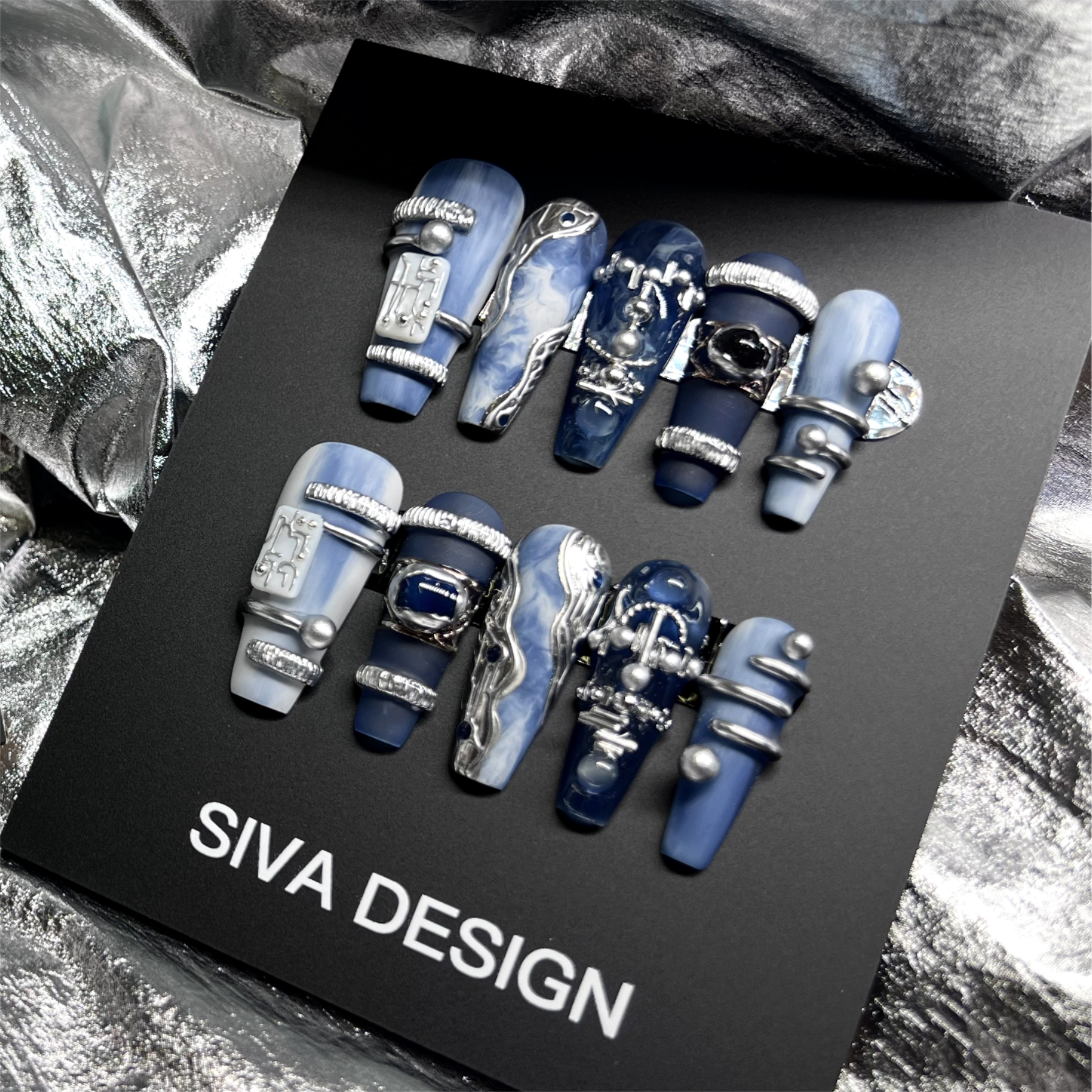 Siva Nail, Blue Tears, Ongles à coller faits main avec un motif métallique