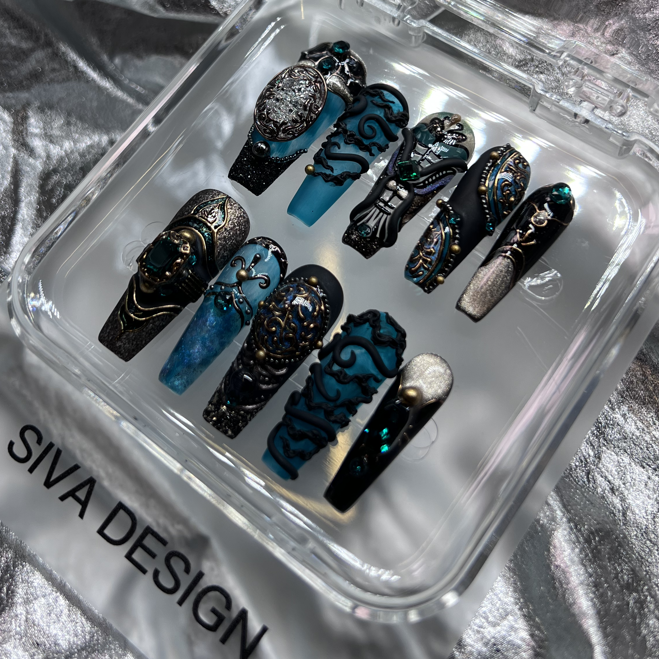 Siva Nail, Baroque Night, Ongles Stiletto Press Noir et Vert