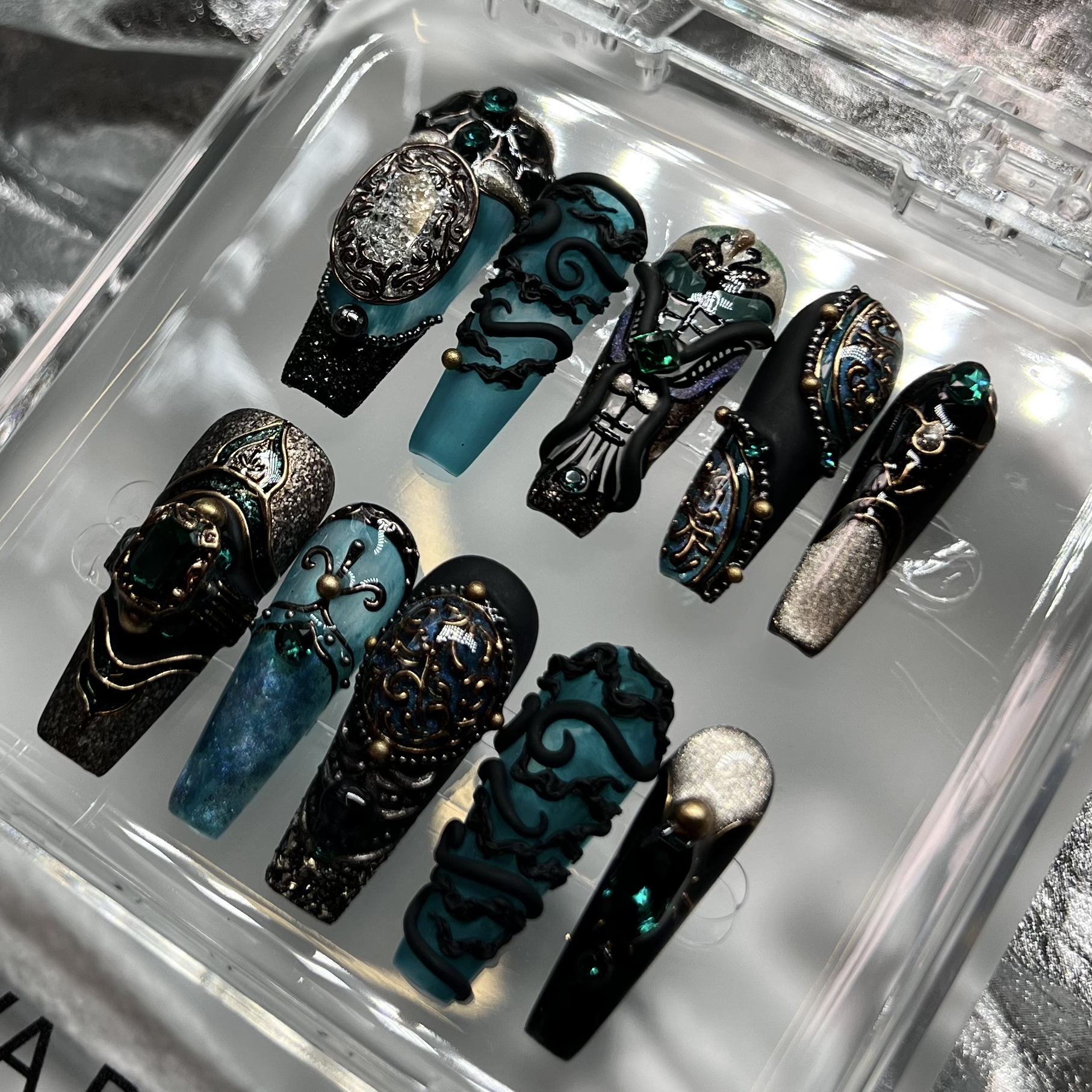 Siva Nail, Baroque Night, Ongles Stiletto Press Noir et Vert