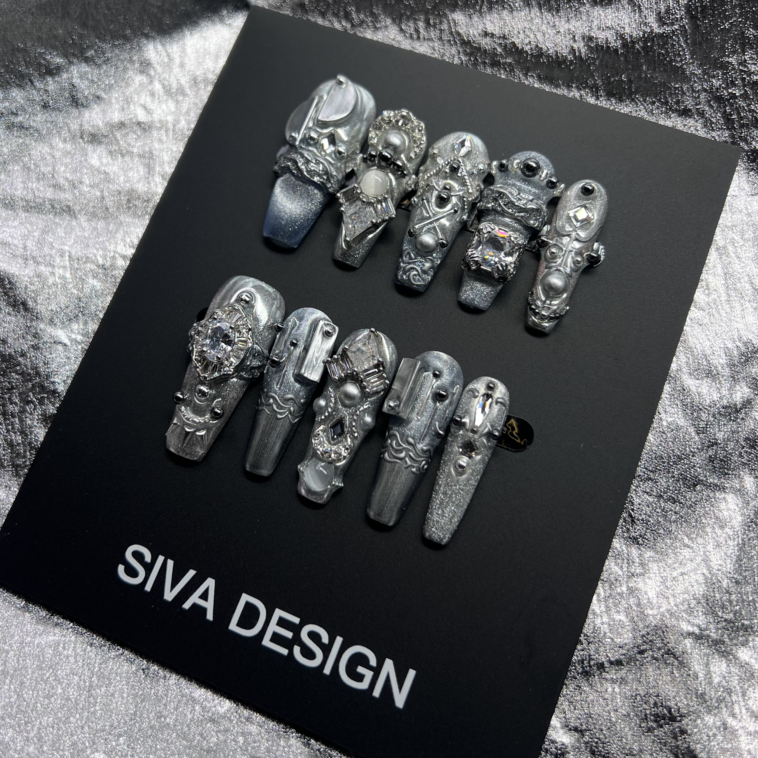 Siva Nail, Silver Reverie, clous à coller faits main de style baroque