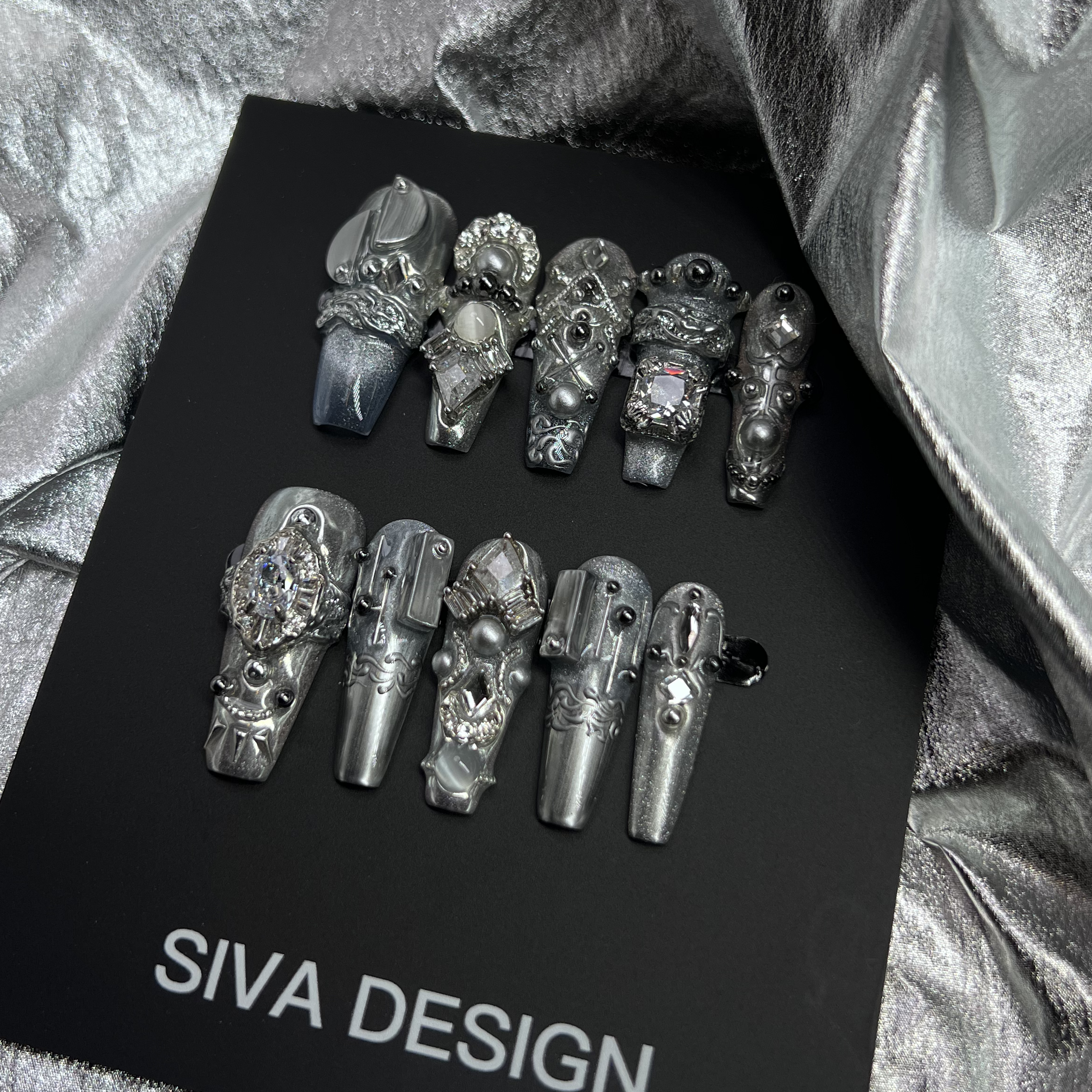 Siva Nail, Silver Reverie, clous à coller faits main de style baroque