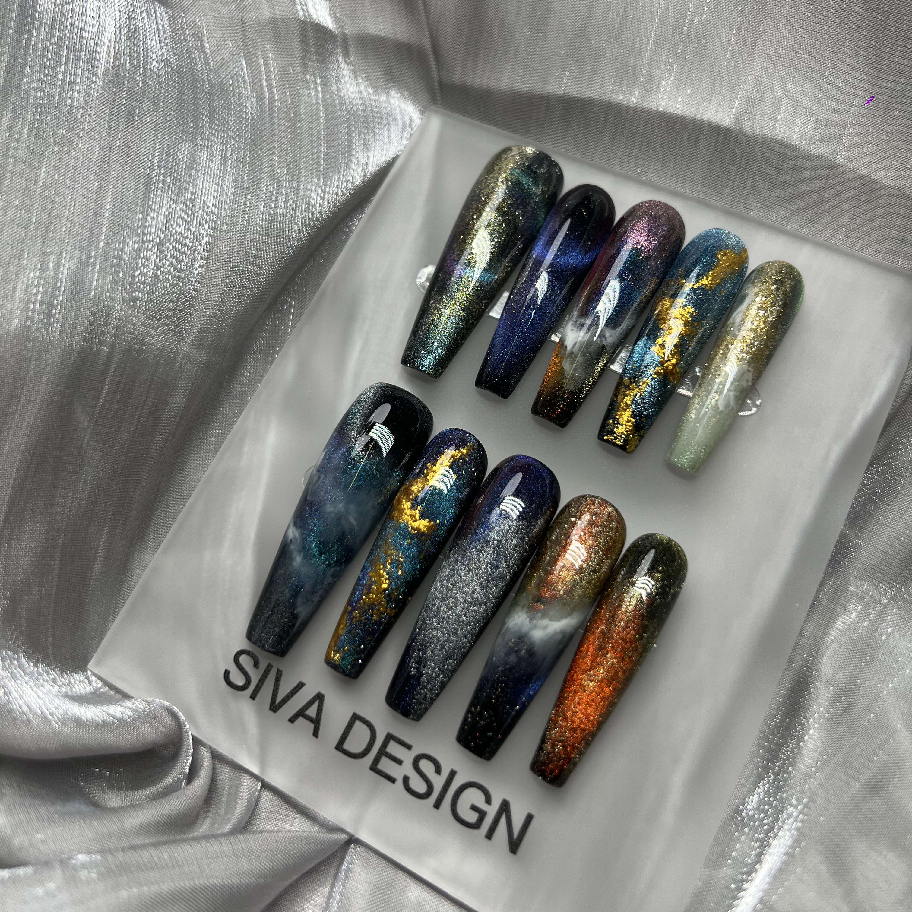 Siva Nail, Nebula Glow, faux ongles pailletés faits main