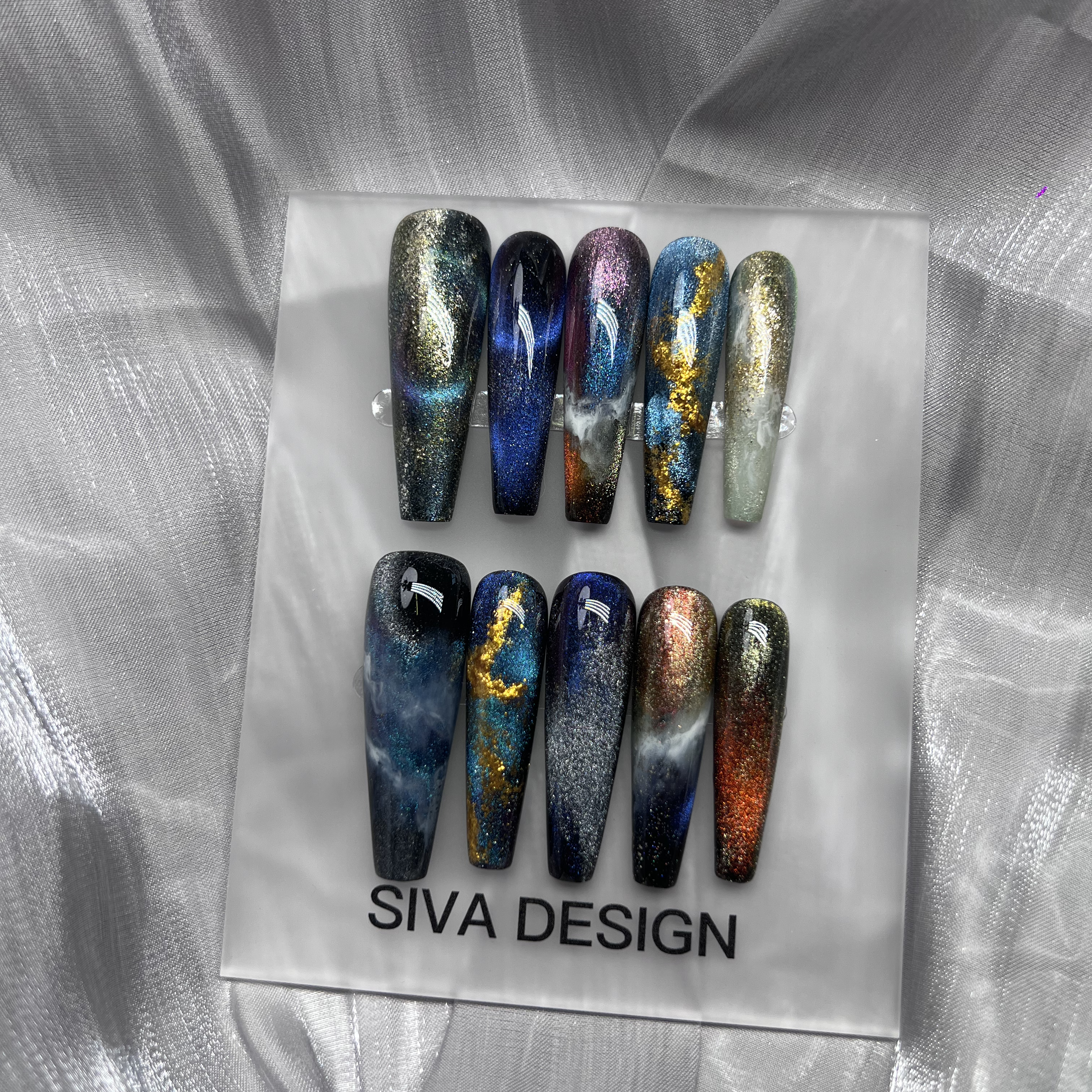 Siva Nail, Nebula Glow, faux ongles pailletés faits main