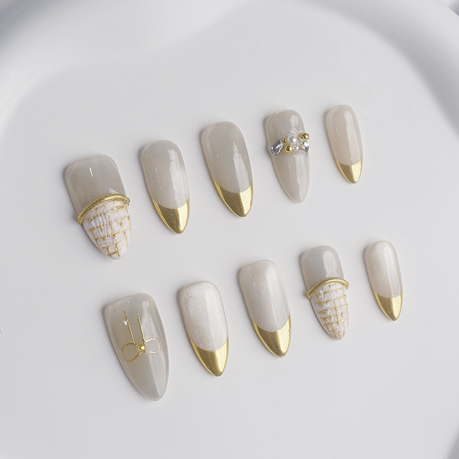 Siva Nail, Creamy Chateau, élégant accent de perles françaises, ongles pressés faits à la main