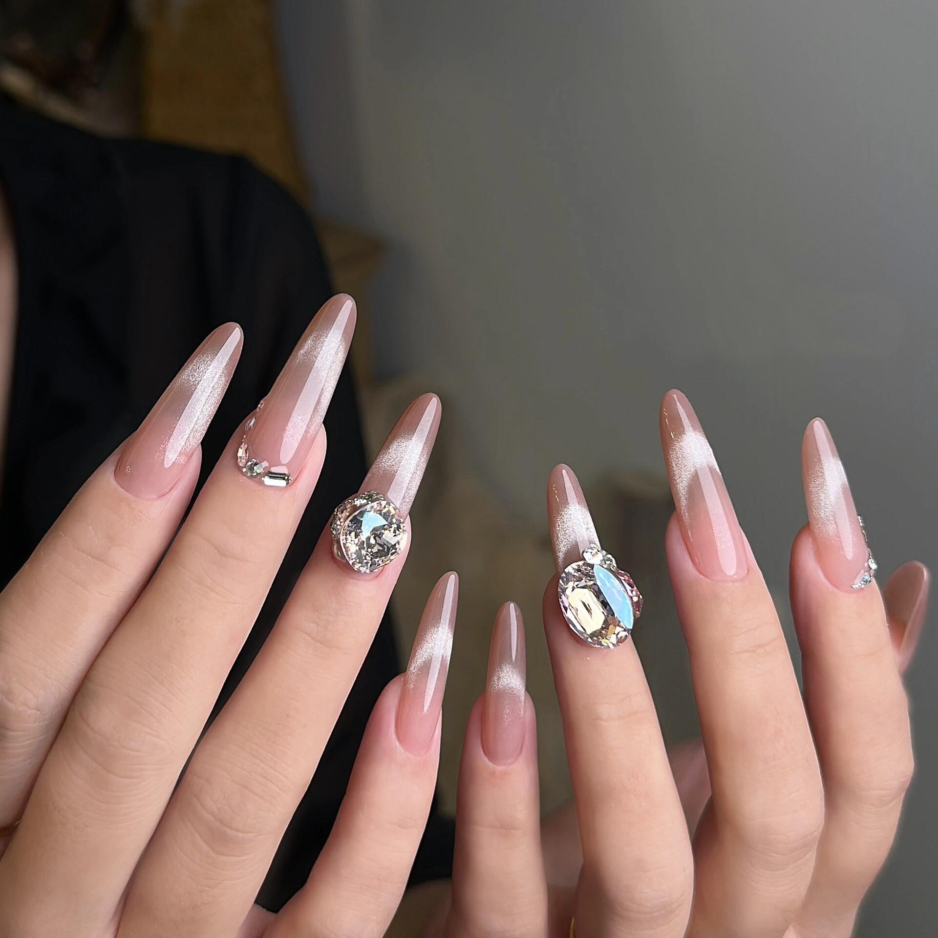 Siva Nail, Taupe soyeux, Élégance radieuse, Ongles à coller faits main