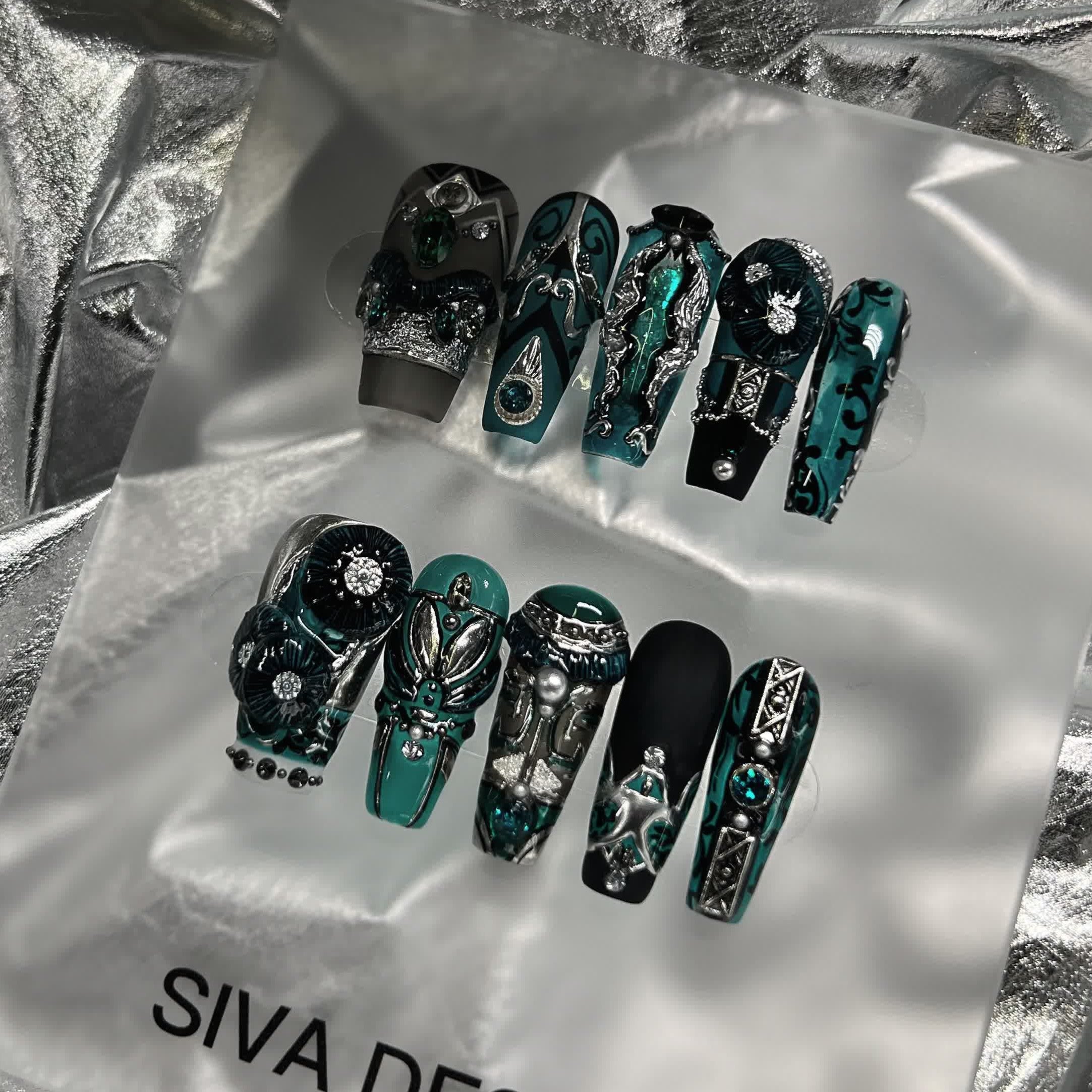 Siva Nail, Emerald Enchantment, faux ongles gothiques faits main