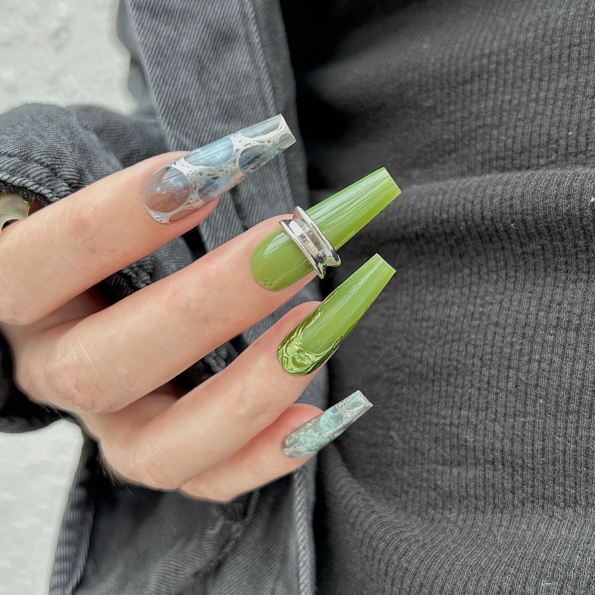 Siva Nail, Emerald Wrap, Élégance terreuse, Ongles pressés faits main