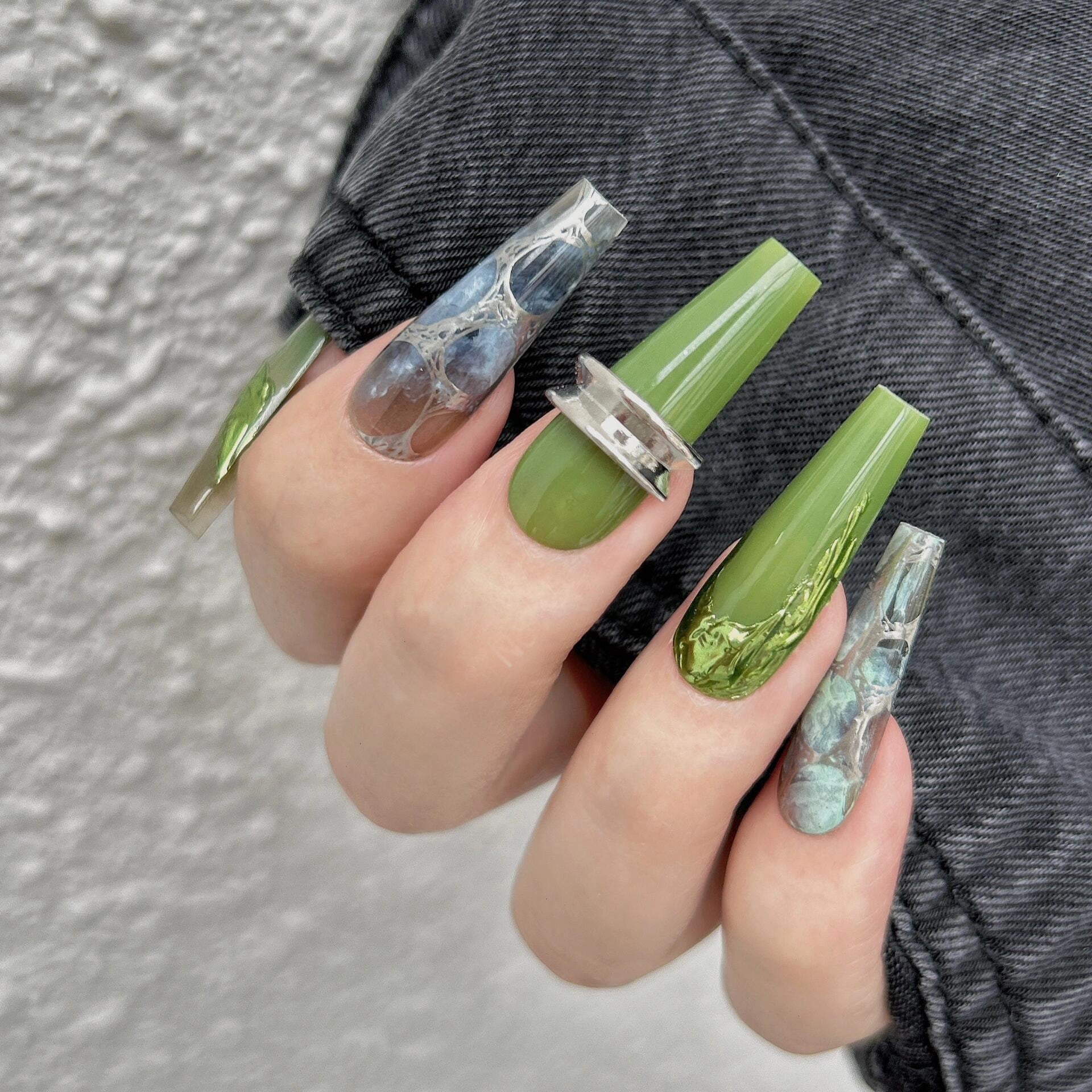 Siva Nail, Emerald Wrap, Élégance terreuse, Ongles pressés faits main