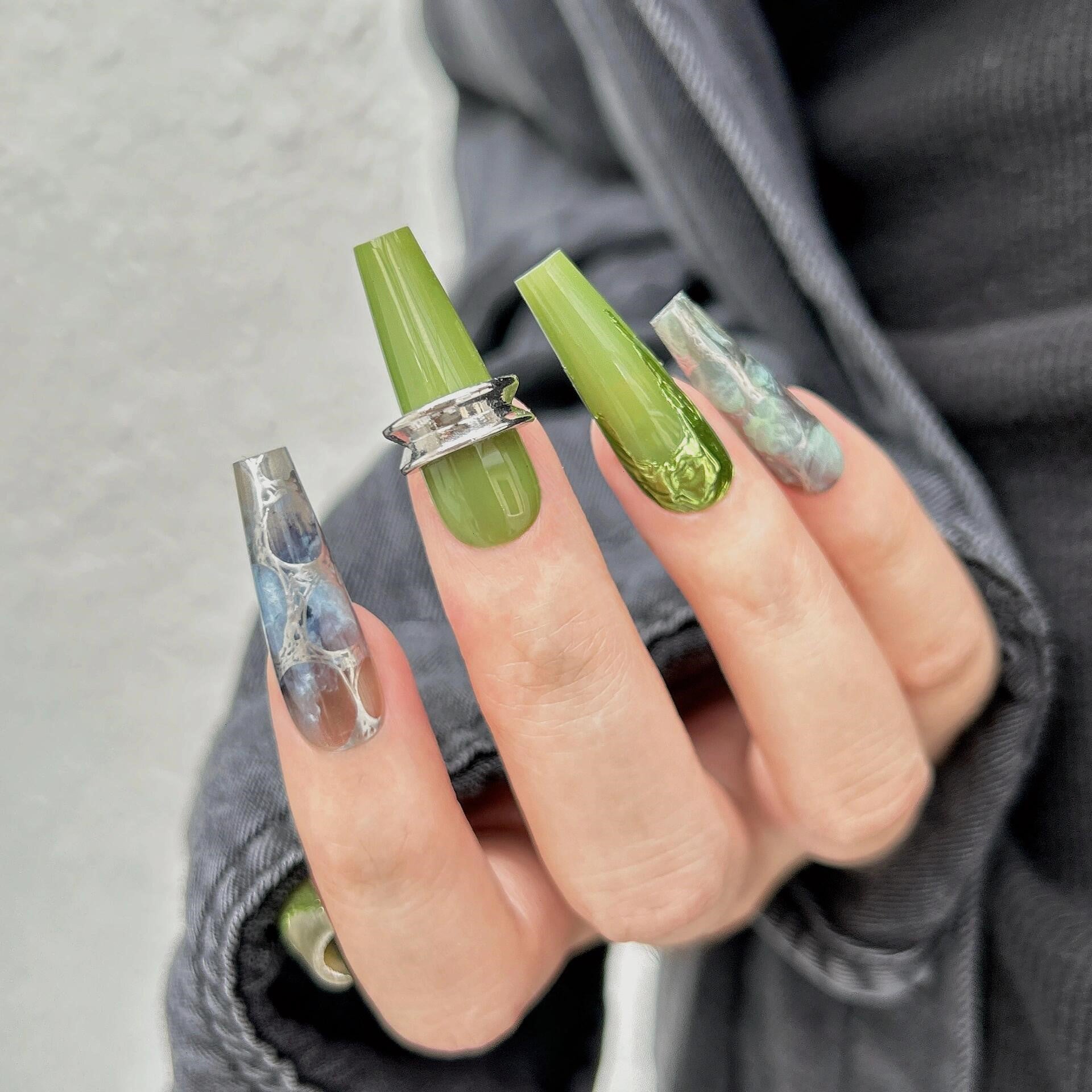 Siva Nail, Emerald Wrap, Élégance terreuse, Ongles pressés faits main