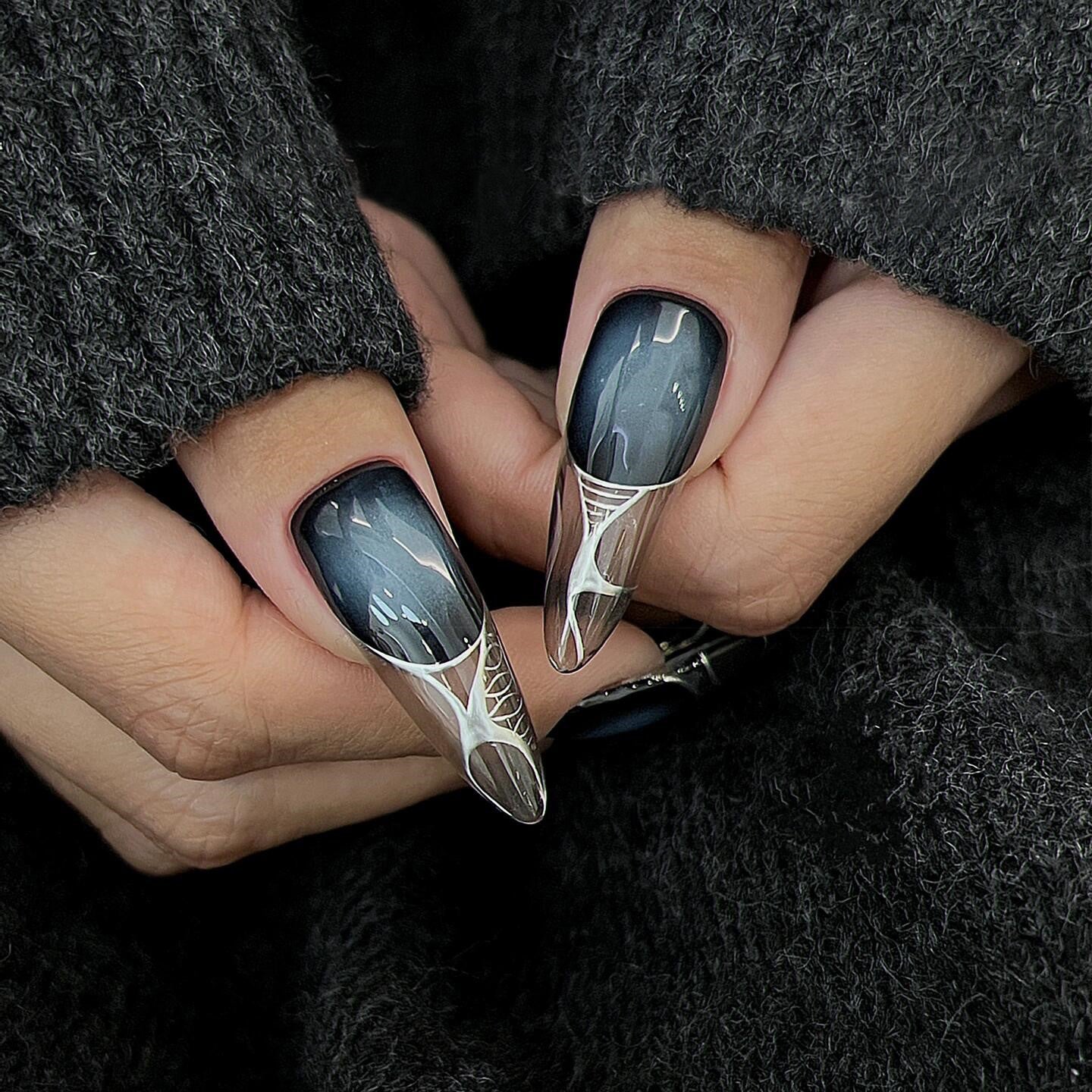 Siva Nail, Midnight Silver, faux ongles faits main de style futuriste