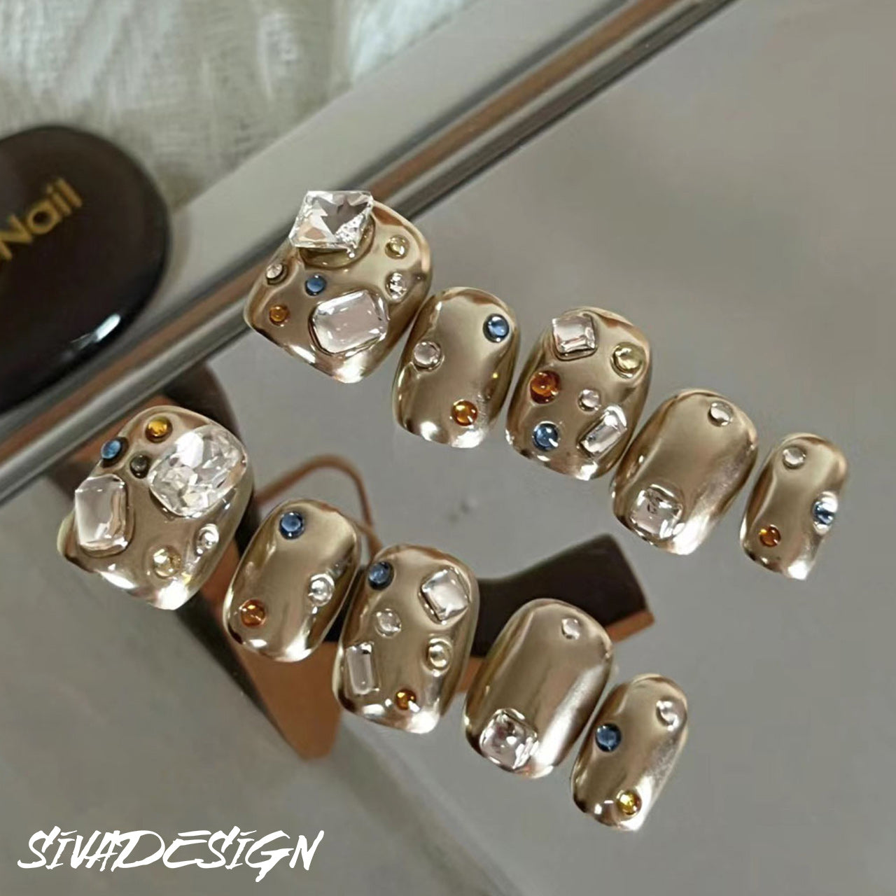 Siva Nail, Golden Mirage, ongles pressés faits main de style luxueux