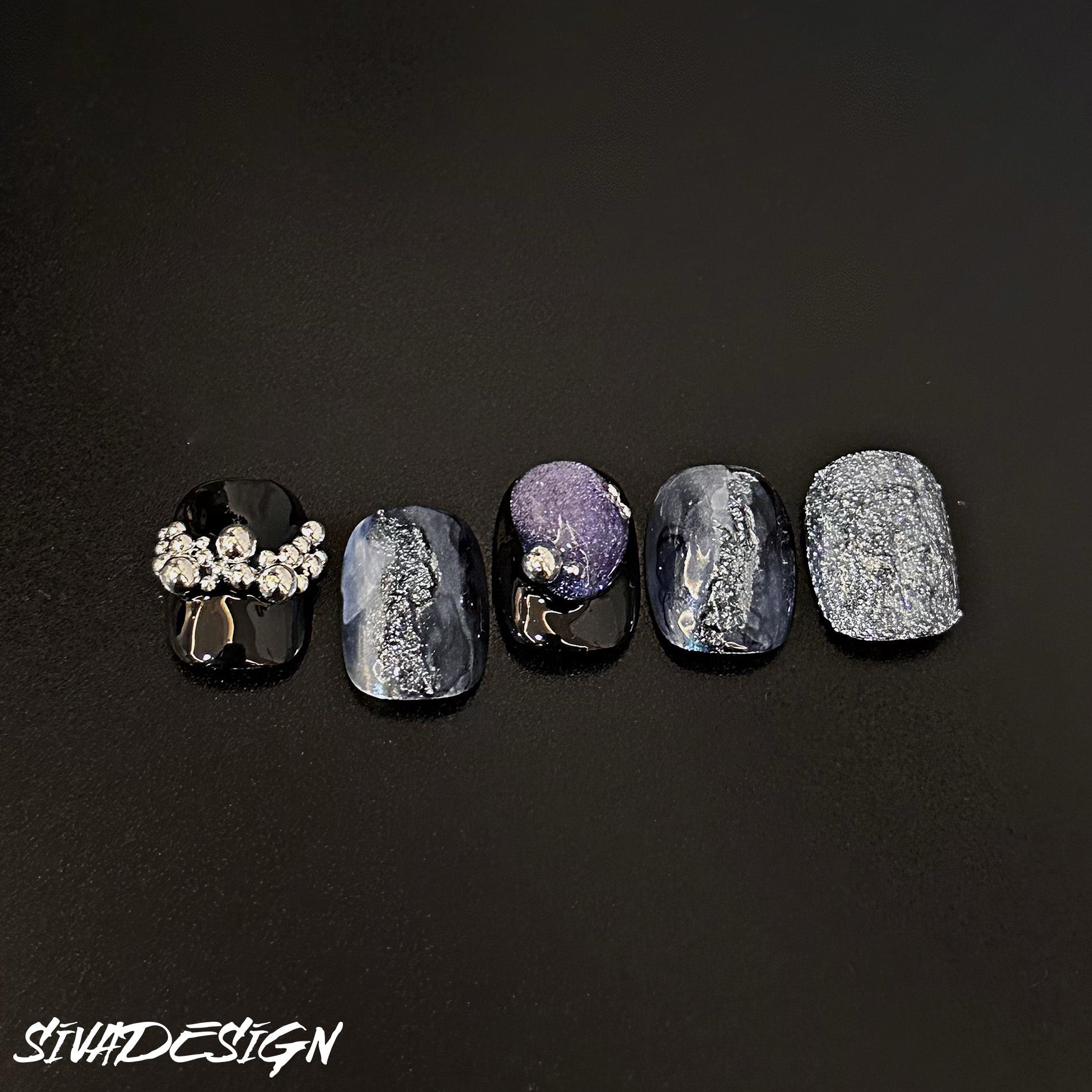 Siva Nail, Nuit cosmique, ongles pressés faits main de style céleste