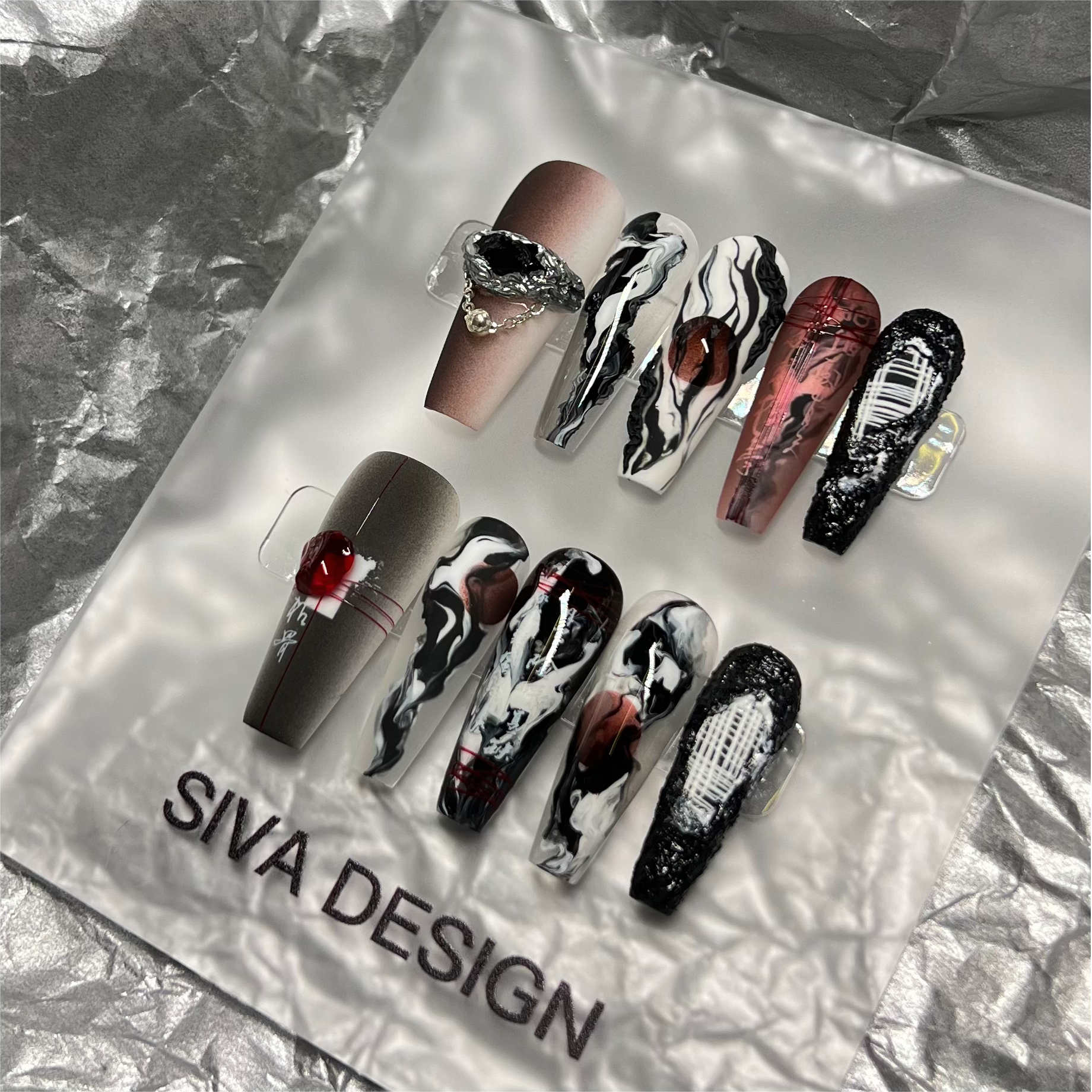 Siva Nail, Crimson Flow, ongles à coller faits main de style abstrait