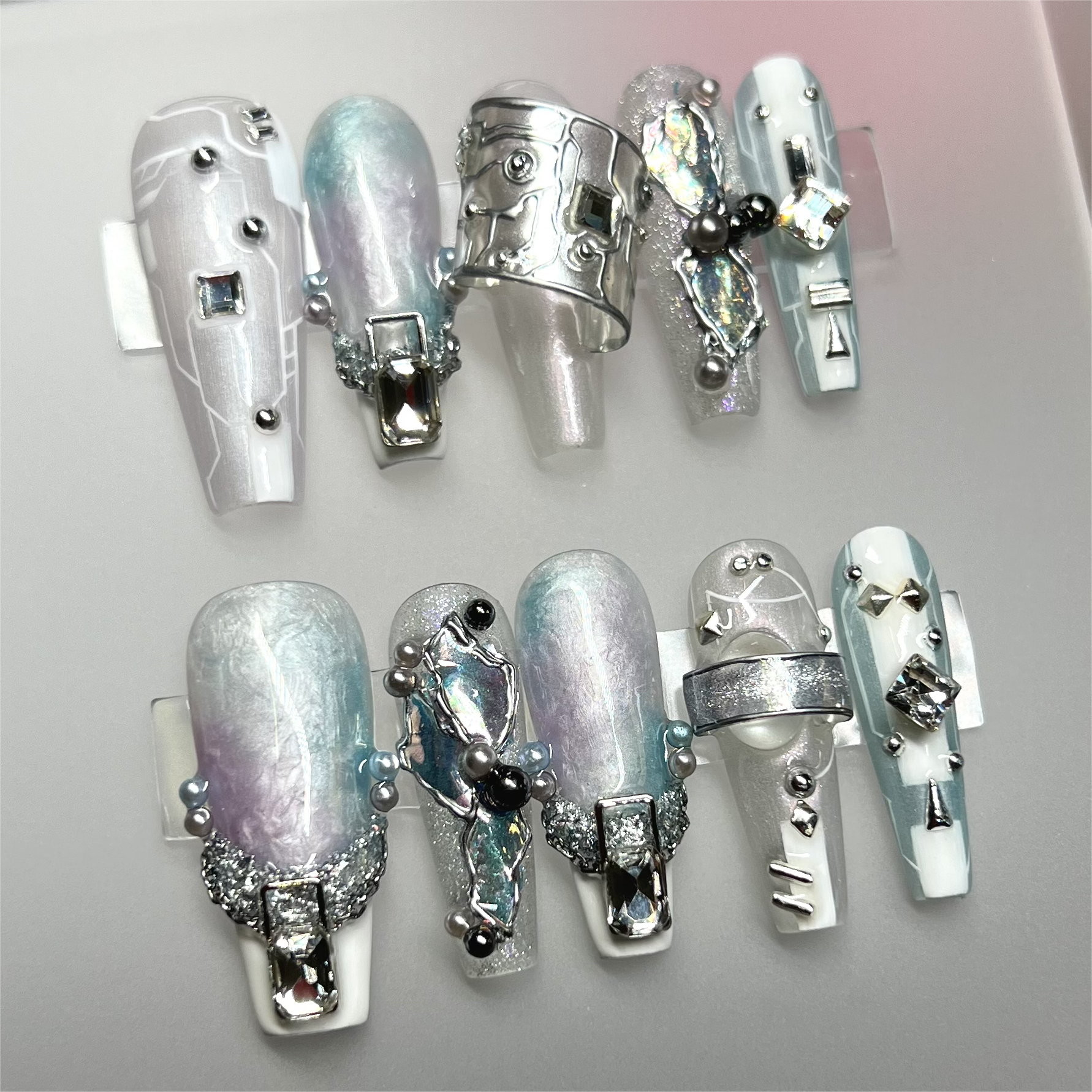 Siva Nail, Galactic Glimmer (rose), faux ongles faits main de style futuriste