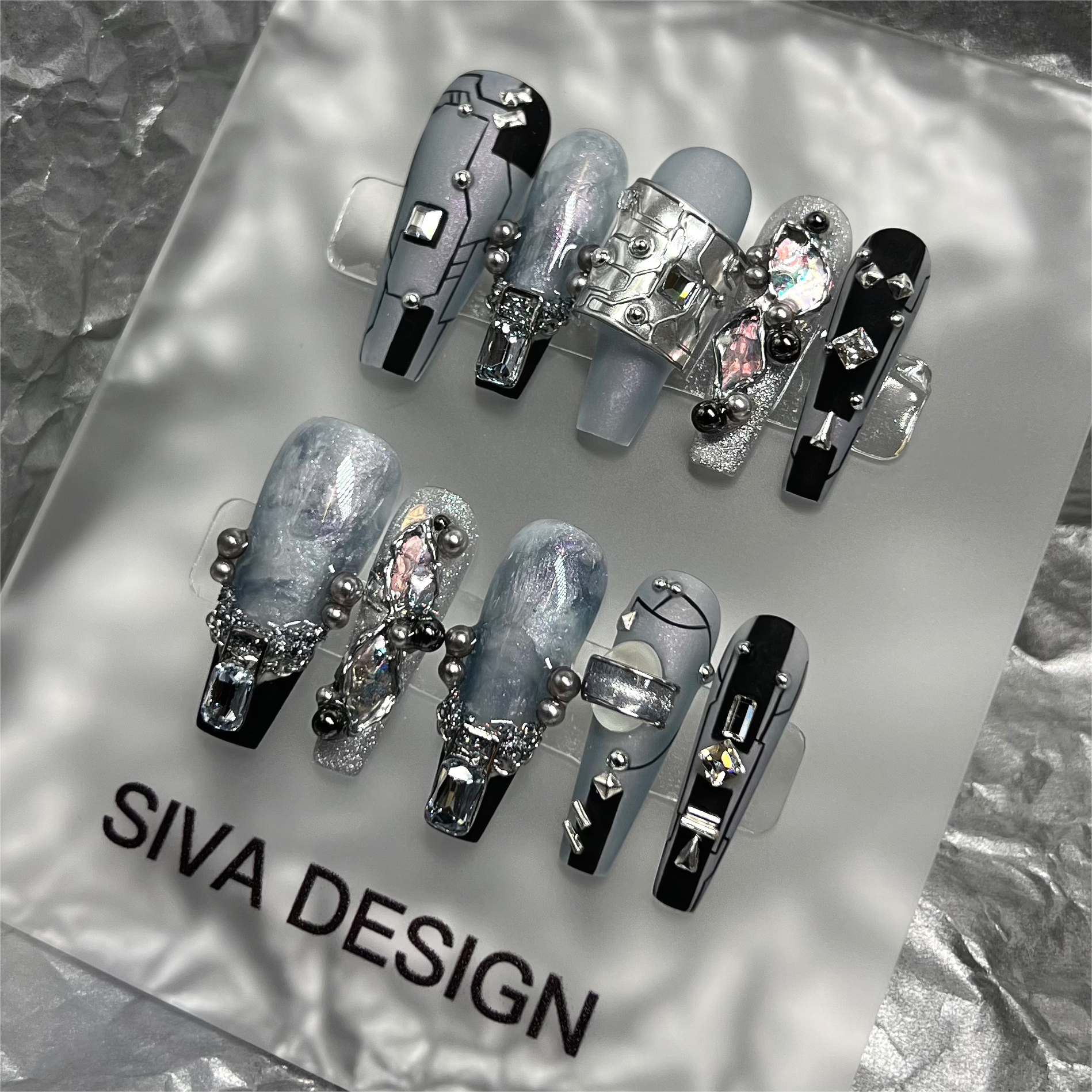 Siva Nail, Galactic Glimmer (noir), faux ongles faits main de style futuriste