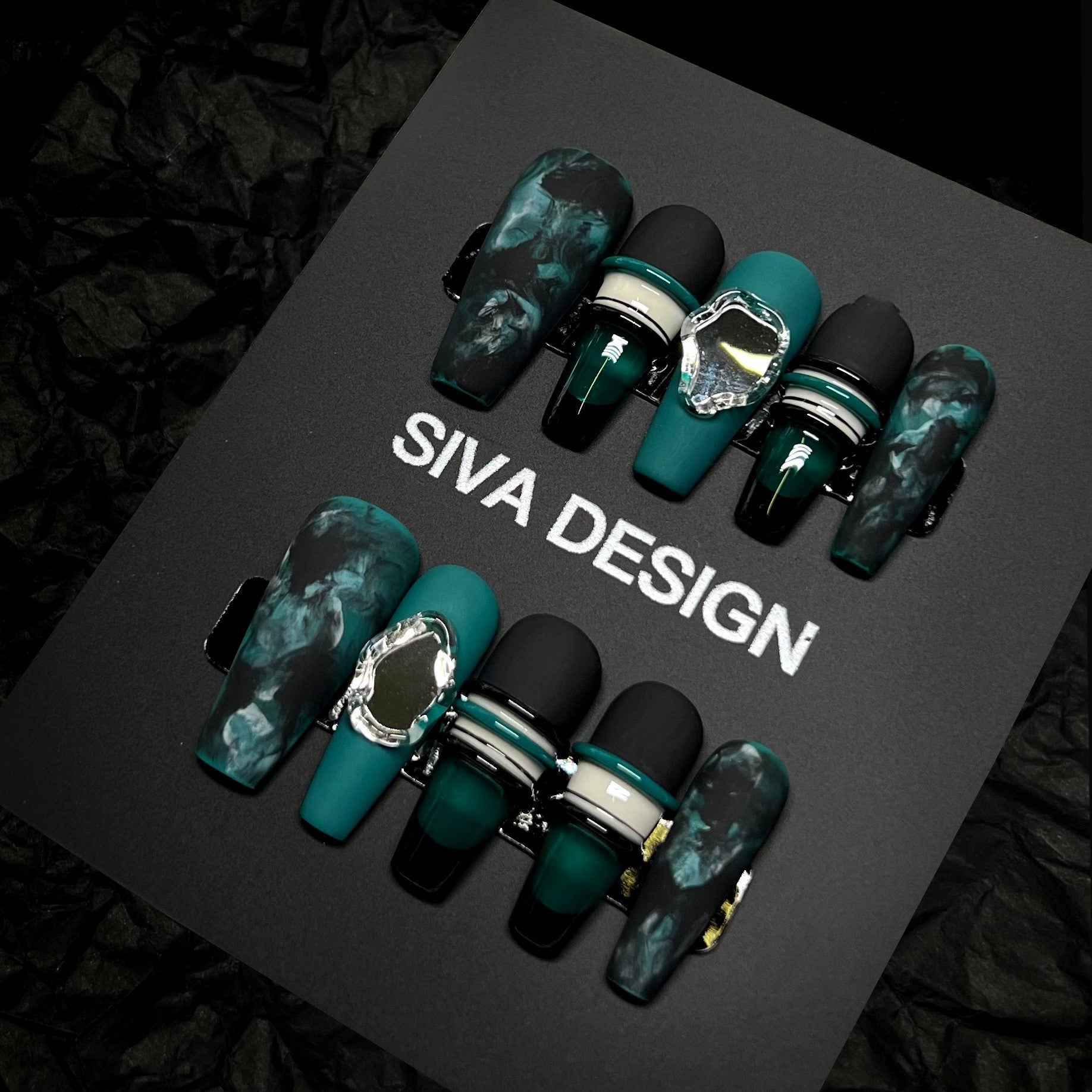 Siva Nail, Tidal Whispers, luxueux ongles pressés faits main en vert émeraude marbré