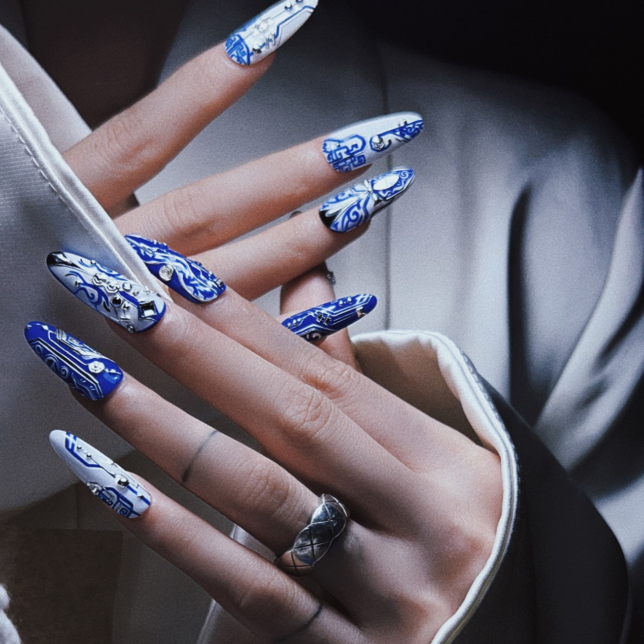 Siva Nail, Cyber ​​Porcelain, ongles pressés faits main de style futuriste