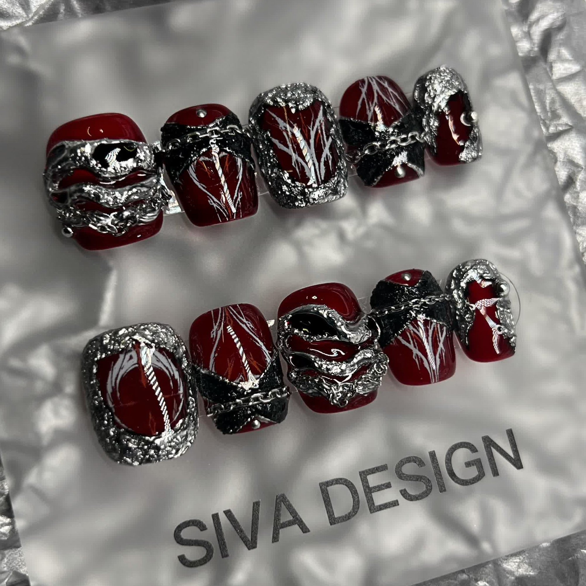 Siva Nail, Ruby Revelry, Regal Chains, Ongles à coller faits main