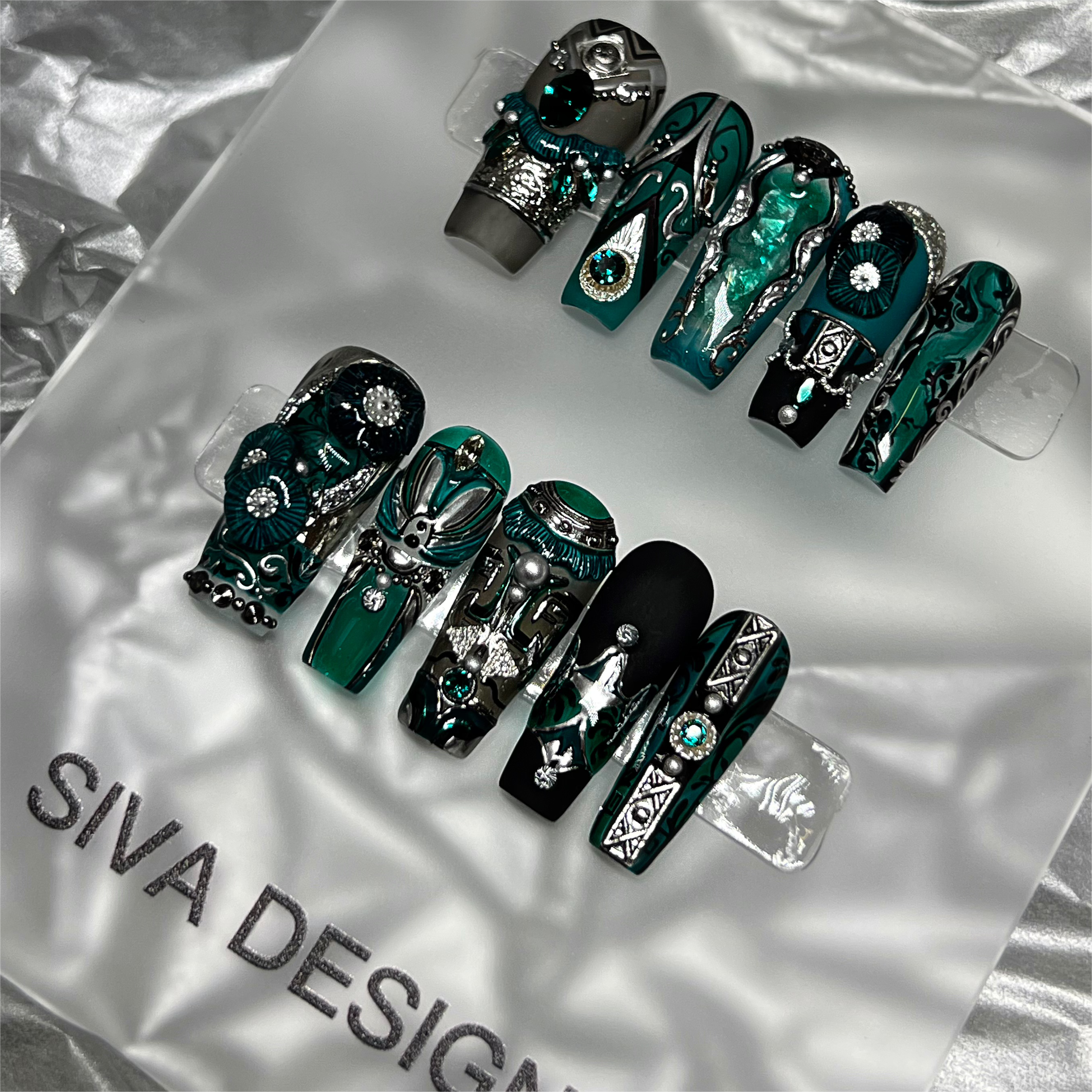 Siva Nail, Emerald Enchantment, faux ongles gothiques faits main