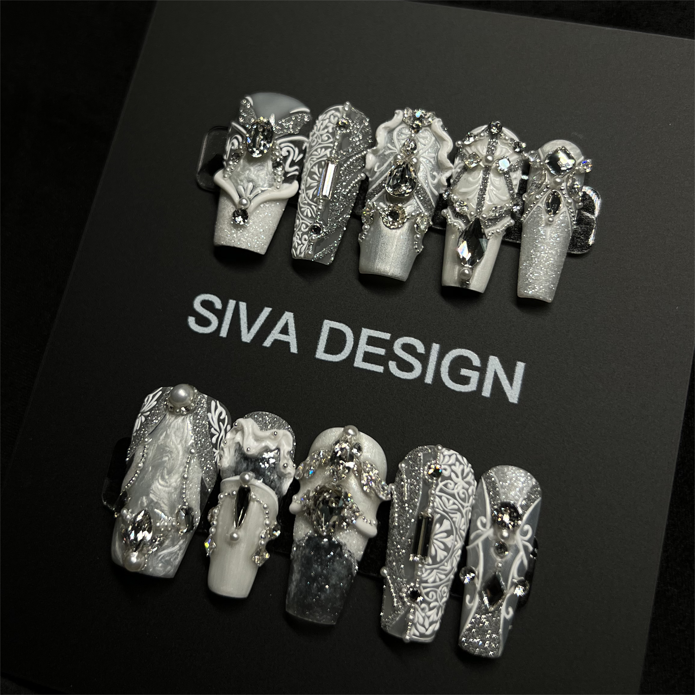 Siva Nail, élégance baroque, ongles à coller faits main et décorés