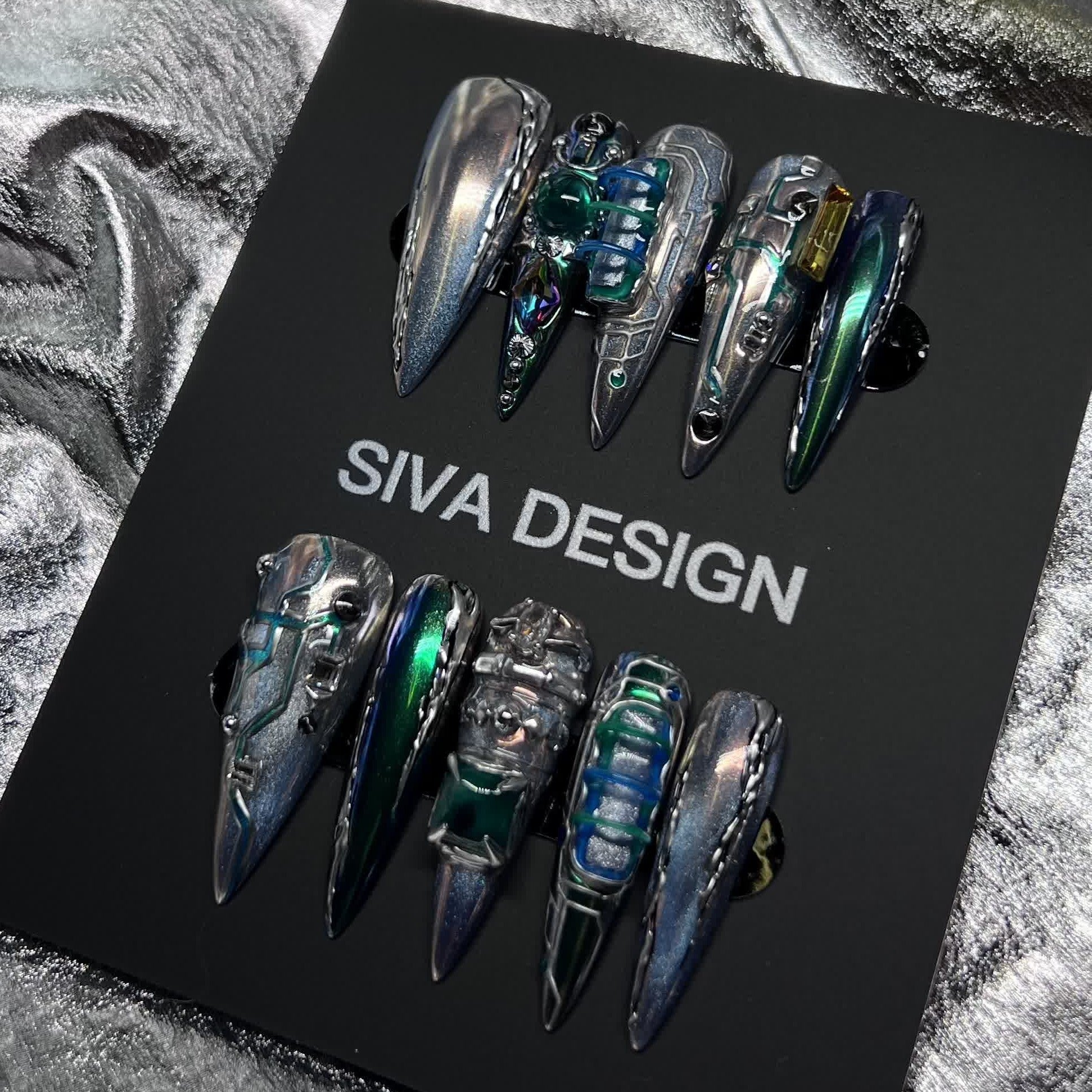 Siva Nail, Cyber ​​Glow, faux ongles futuristes faits main