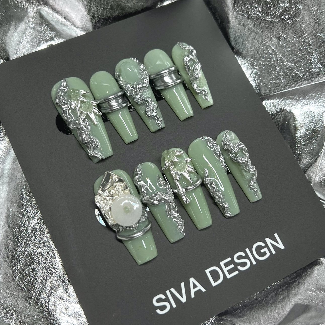 Siva Nail, Green Mystique, accents métalliques, ongles à coller faits à la main