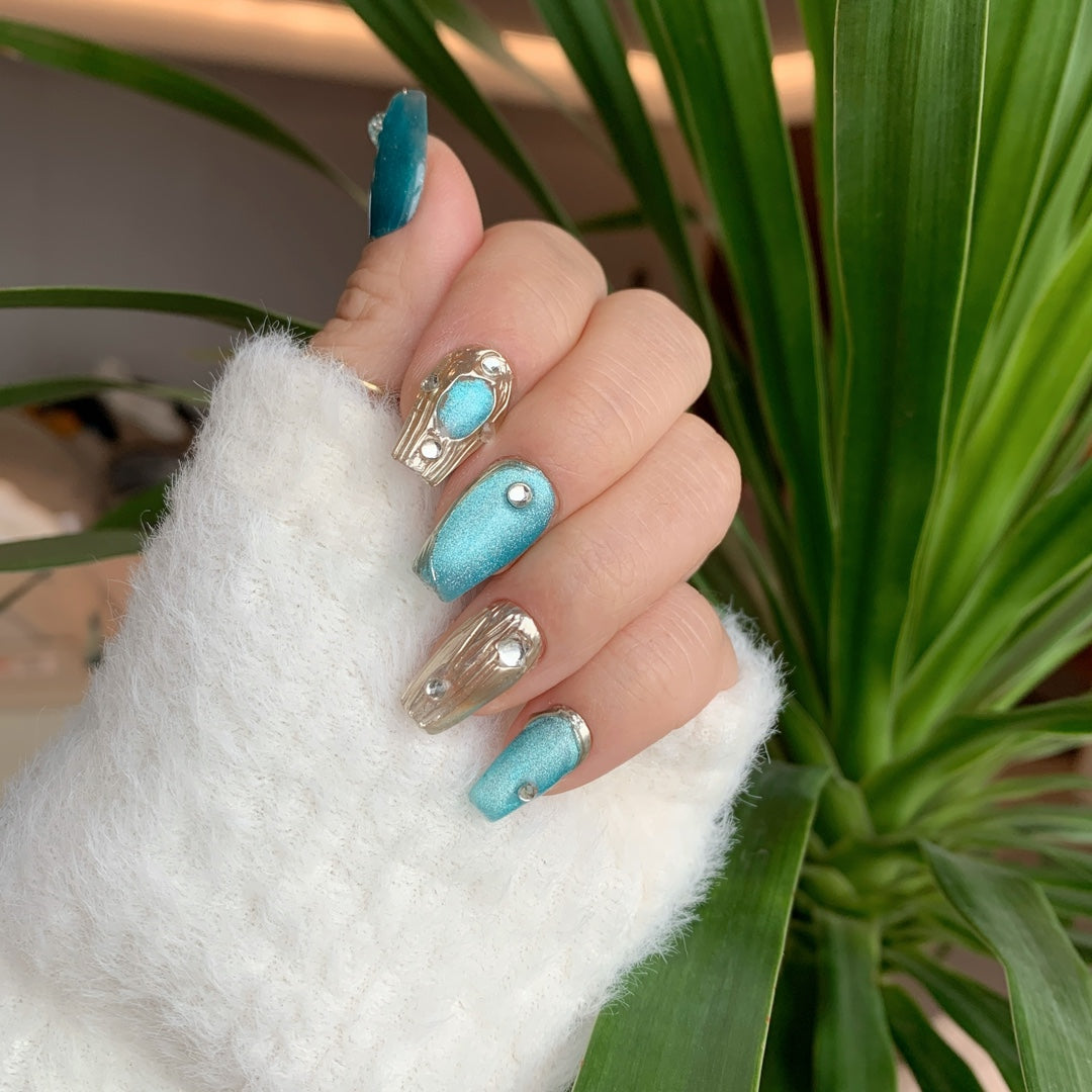 Siva Nail, Seafoam Treasure, Ongles à coller faits main à paillettes métalliques bleues de plage