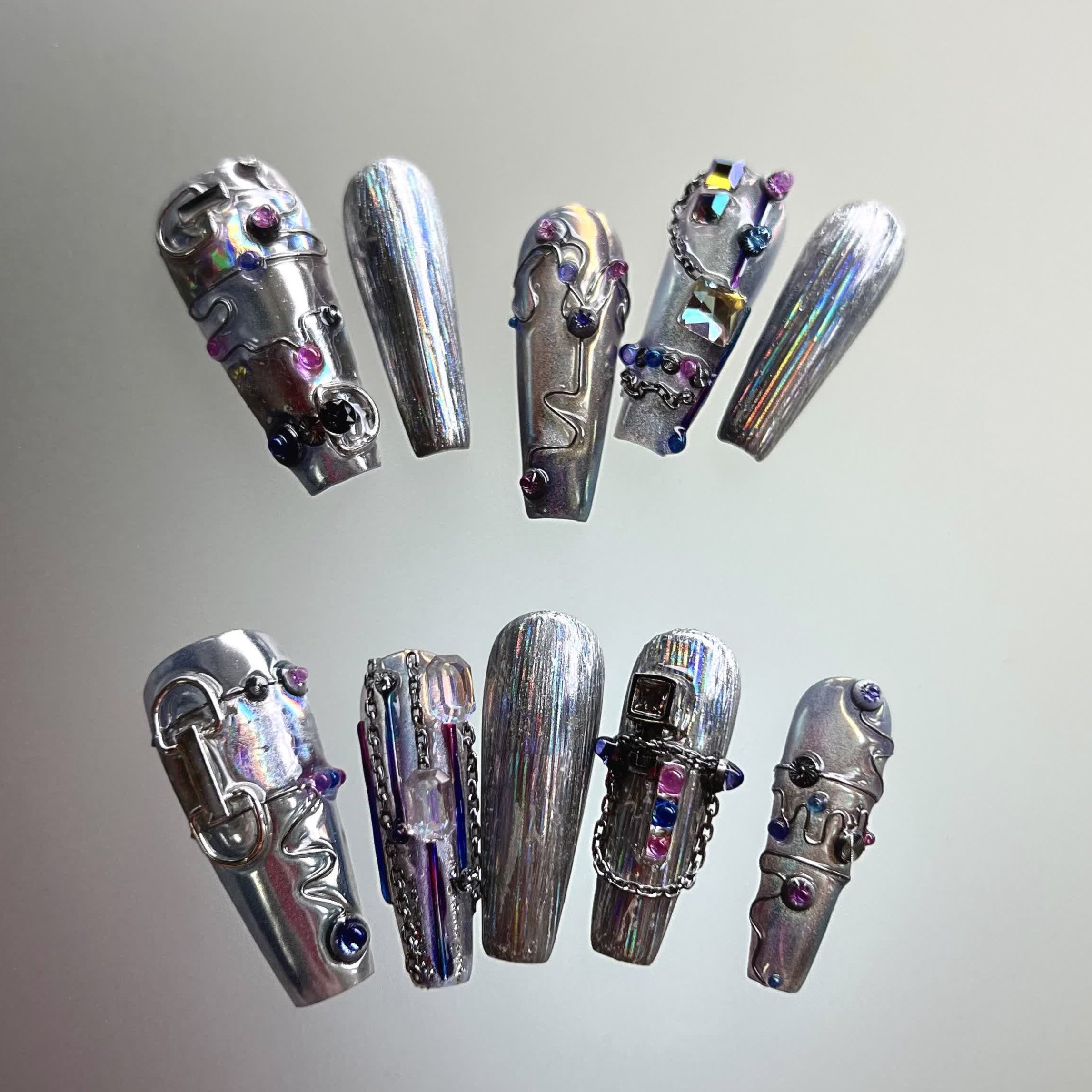 Siva Nail, Holo Chrome Pulse, faux ongles faits main de style avant-gardiste